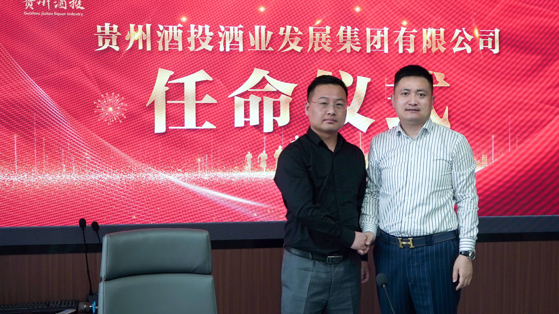 1680346925704149.jpg 合影刘总.jpg