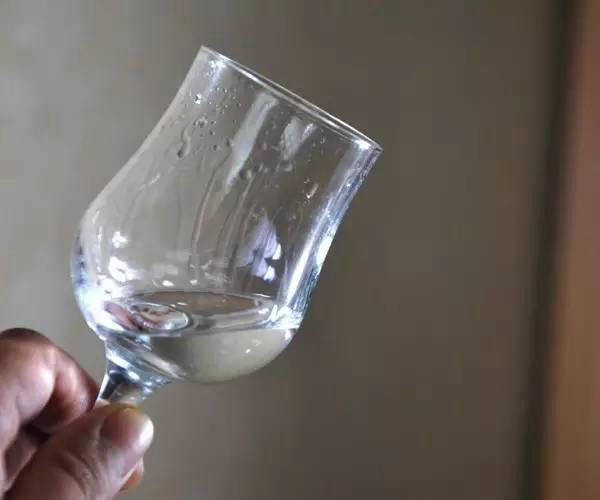 白酒挂杯是怎么回事，挂杯越明显越是好酒吗